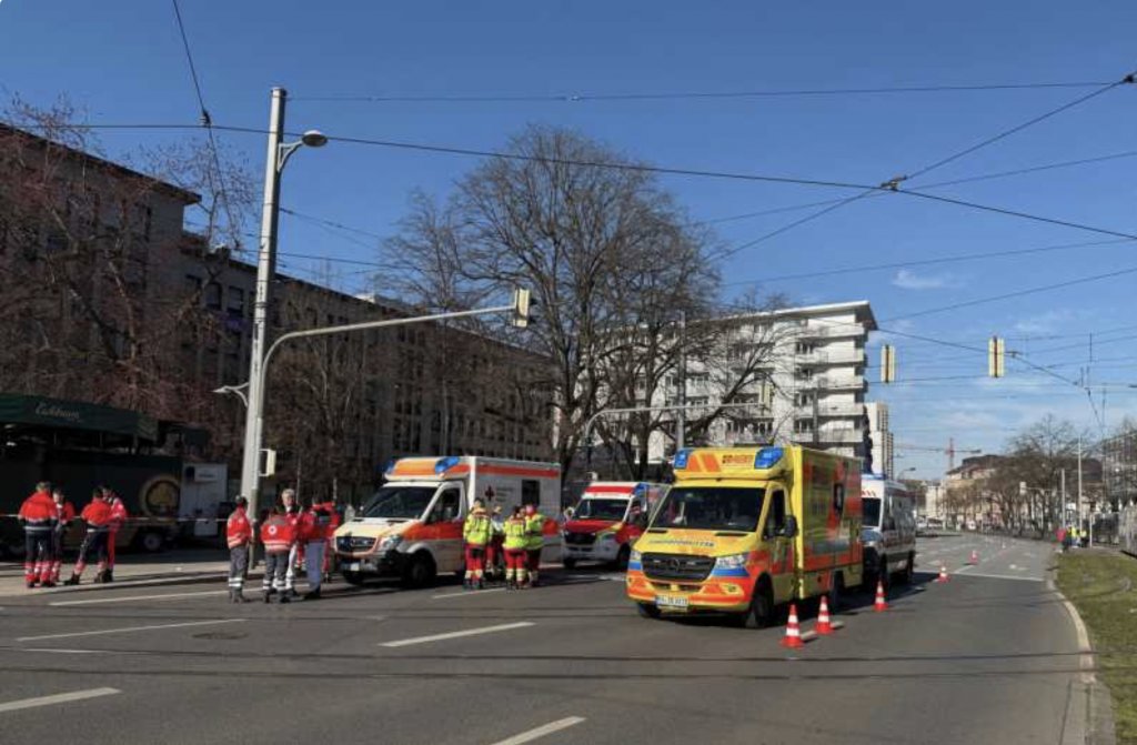 O mașină a intrat în mulțime în Germania. Un mort și mai mulți răniți. Suspectul a fost reținut