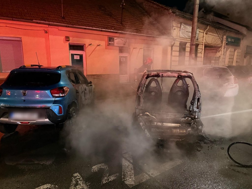 INCENDIU pe Calea Dorobanților din Cluj-Napoca: Au ars mai multe mașini