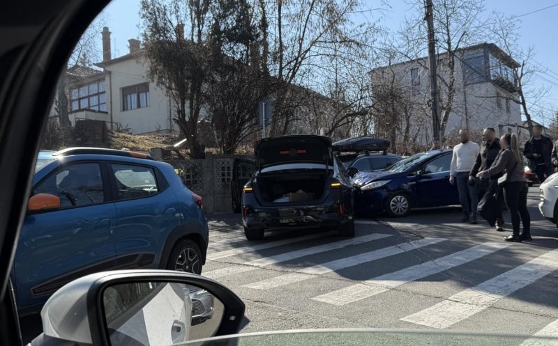 Accident cu patru mașini în Cluj-Napoca: Doi copii, de 1 și 6 ani, au primit îngrijiri medicale