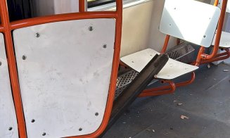 O bucată de șină a străpuns podeaua unui tramvai la o oră de vârf / La un pas de o tragedie