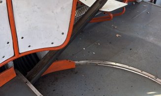 O bucată de șină a străpuns podeaua unui tramvai la o oră de vârf / La un pas de o tragedie