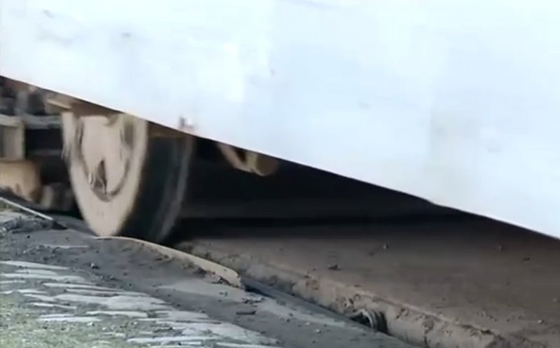O bucată de șină a străpuns podeaua unui tramvai la o oră de vârf / La un pas de o tragedie