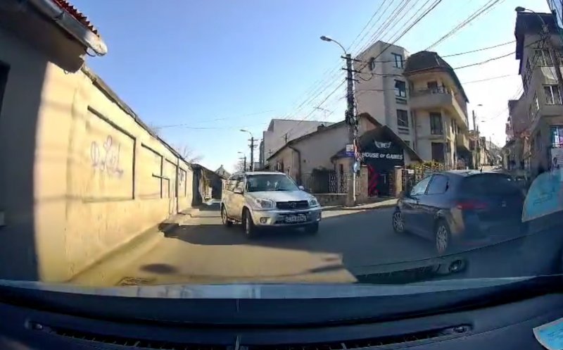 Şoferie după ureche, în Cluj-Napoca: Relaxat, pe interzis. Nici nu a mimat că vrea să întoarcă de volan