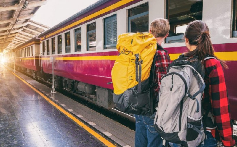 Studenții pot cumpăra din nou bilete de tren online cu reducere. Cum se pot obține tichetele