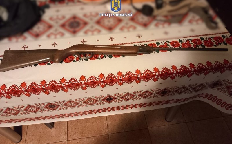 Dosar penal pentru un tânăr de 22 de ani din Cluj, după ce poliția i-a găsit o armă și 500 de alice în casă