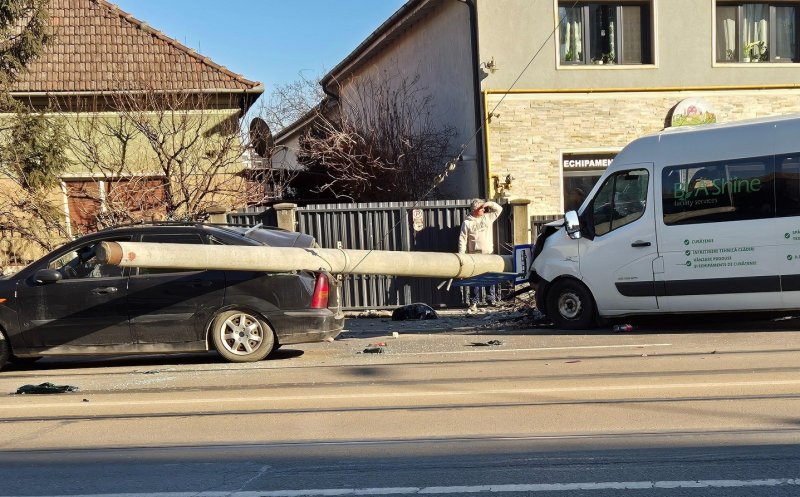 Accident în Cluj: Un microbuz a intrat într-un stâlp de electricitate, care a căzut pe un autoturism. Doi tineri transportați la spital