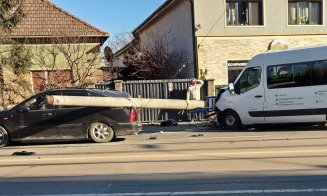 Accident în Cluj: Un microbuz a intrat într-un stâlp de electricitate, care a căzut pe un autoturism. Doi tineri transportați la spital