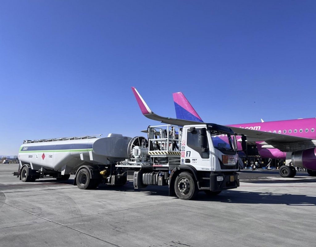 Avioanele de pe Aeroportul Internațional Cluj încep să folosească combustibil sustenabil pentru aviație (SAF) furnizat de OMV Petrom