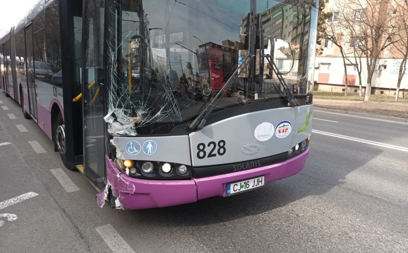 Coliziune între un autobuz și două autovehicule în Cluj-Napoca. Patru femei transportate la spital