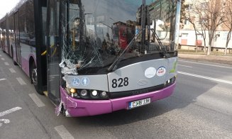 Coliziune între un autobuz și două autovehicule în Cluj-Napoca. Patru femei transportate la spital