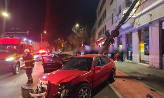 Accident rutier pe Calea Dorobanților din Cluj-Napoca. Un stâlp de iluminat a fost rupt. Un tânăr a fost transportat la spital