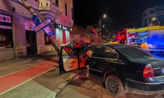 Accident rutier pe Calea Dorobanților din Cluj-Napoca. Un stâlp de iluminat a fost rupt. Un tânăr a fost transportat la spital
