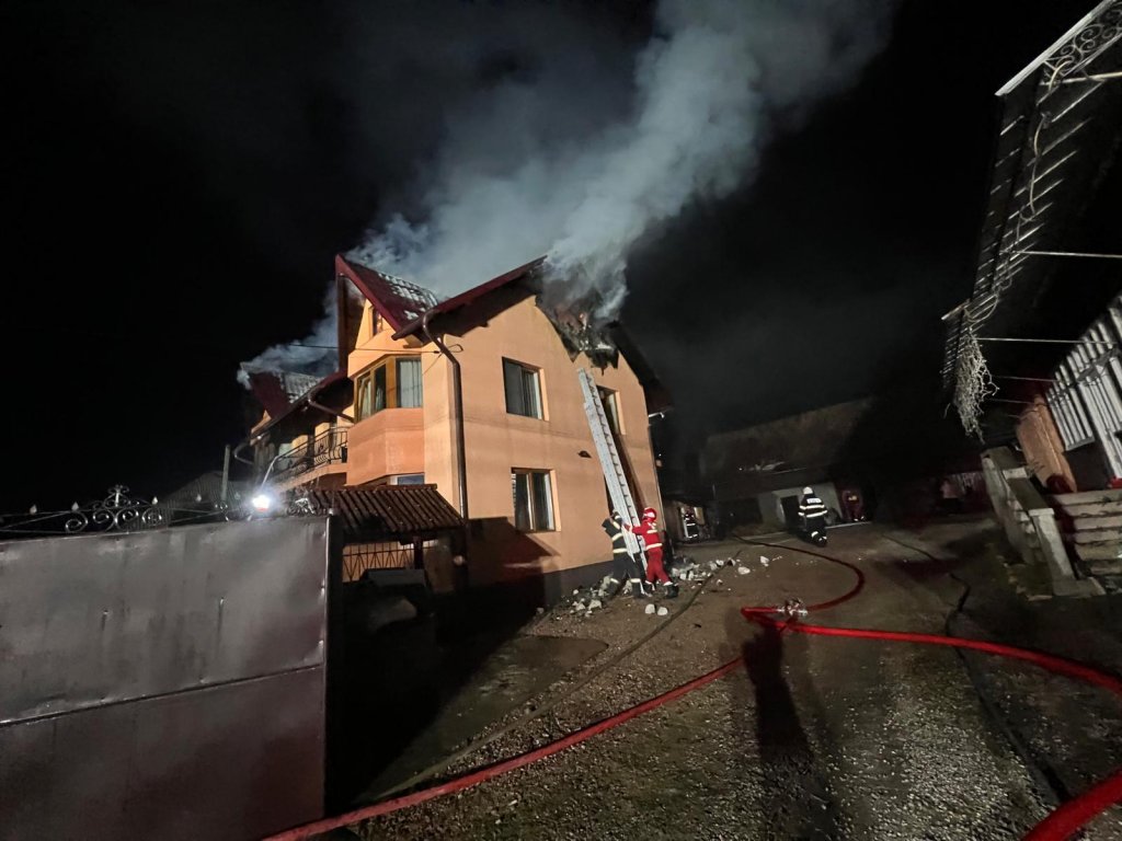 INCENDIU la o casă din județul Cluj / De la ce ar fi pornit focul