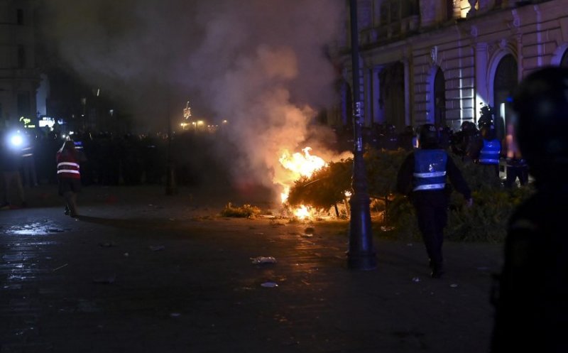 Haos în București: 13 jandarmi răniți și distrugeri în urma protestului de la Biroul Electoral Central