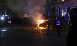 Haos în București: 13 jandarmi răniți și distrugeri în urma protestului de la Biroul Electoral Central