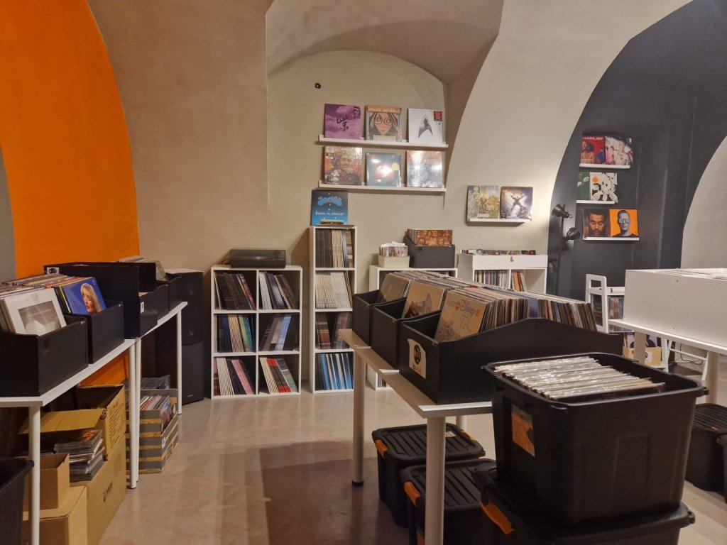 Centru Clujului atrage pasionații de muzică la un magazin de viniluri. „Interesul a crescut în ultimii ani”