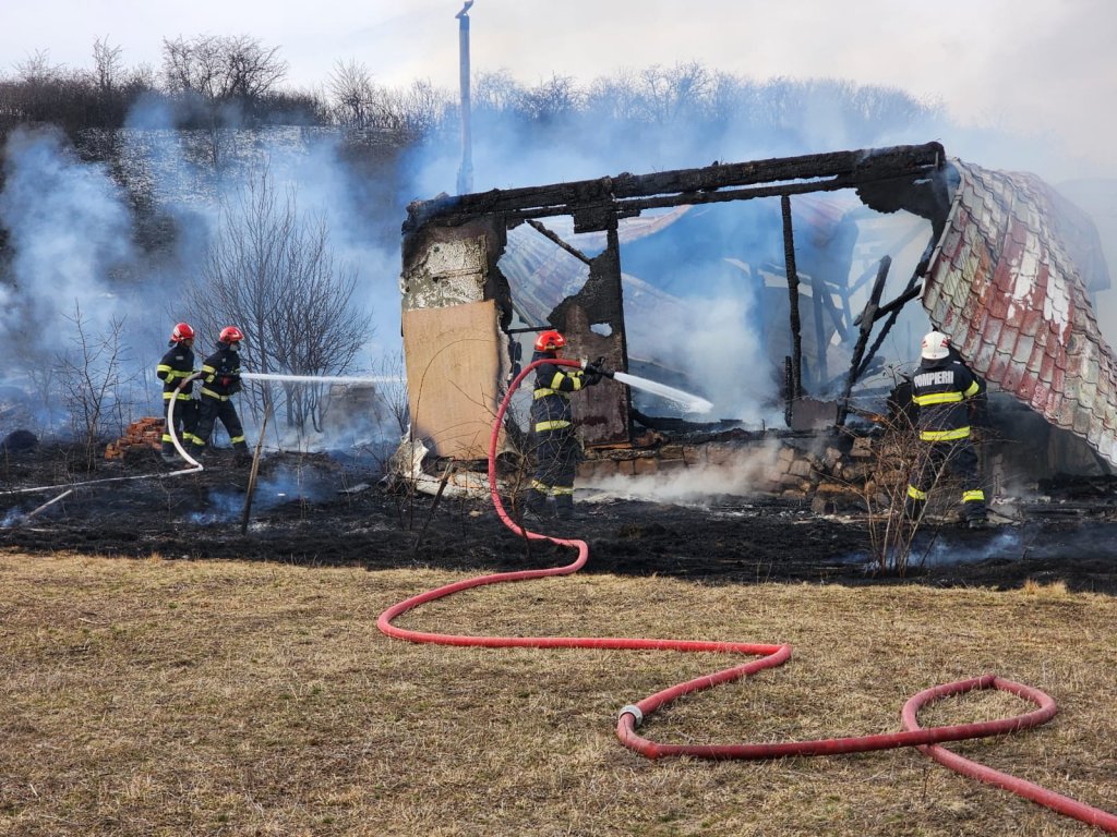 Flăcările mistuie Clujul! Incendiile de vegetație fac ravagii, pun în pericol case și cabane