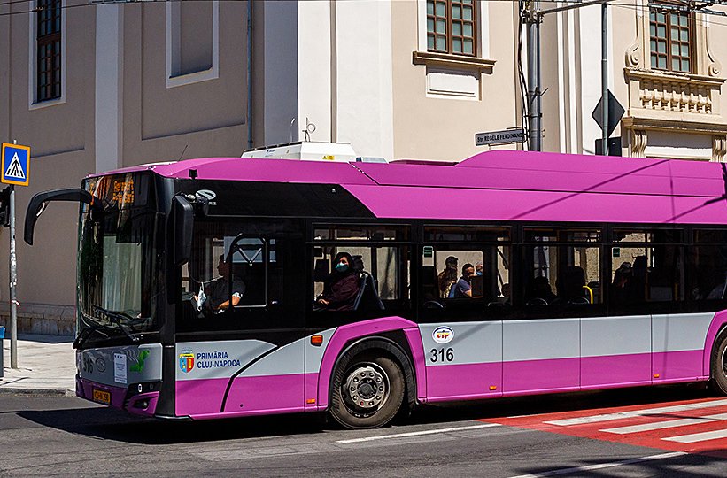 "Sunt începător în traficul din Cluj-Napoca... cu troleibuzul. Dacă plătesc cu un card bancar la POS, pot circula timp de X minute cu 2-3 mijloace de transport?"
