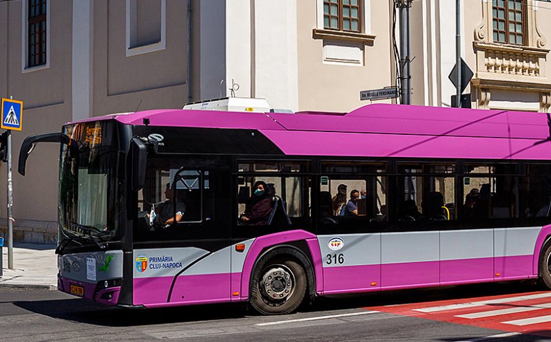 "Sunt începător în traficul din Cluj-Napoca... cu troleibuzul. Dacă plătesc cu un card bancar la POS, pot circula timp de X minute cu 2-3 mijloace de transport?"