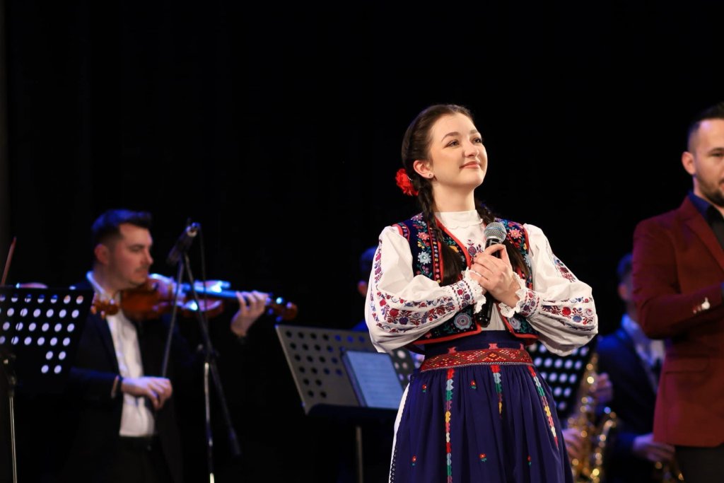 Alice Ghile, solistă a ansamblului Românașul al UTCN, a obținut Premiul I și Premiul de Popularitate în cadrul Festivalului de folclor „La poalele dealului Pleșa”