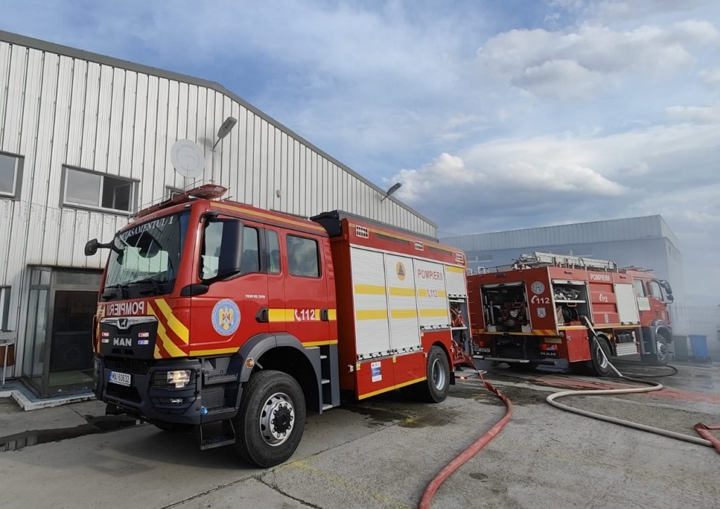 Incendiu la un depozit din județul Cluj! 50 de persoane evacuate. Au intervenit și pompierii din alte județe
