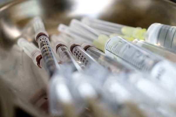 Cum ne îmbolnăvesc conspirațiile cu vaccinuri: 77.8% din cazurile de rujeolă din UE, în România/ De vaccinul HPV cei mai mulți "nu vor nici să audă"