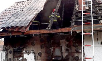 Casă distrusă de flăcări după ce a fost lovită de trăsnet