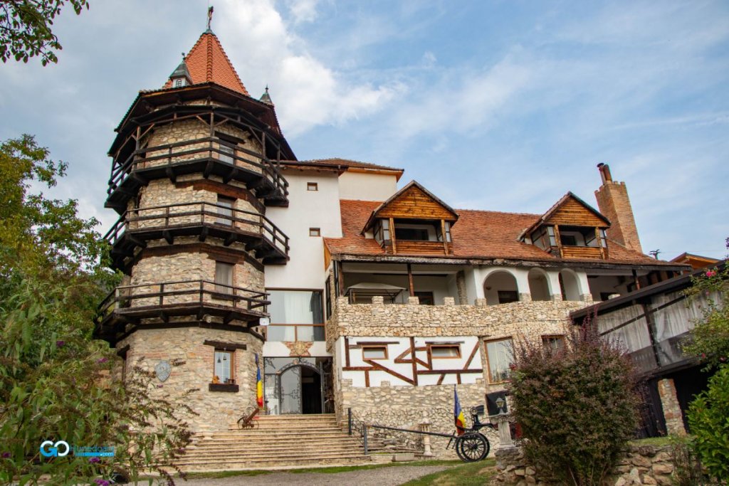 Castelul Lupilor Transilvania și-a redeschis porțile. Istoria unui loc de legendă, aflat la 2 ore de Cluj-Napoca