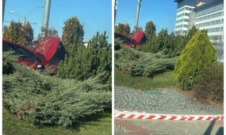 Accident în Cluj-Napoca: Un șofer a intrat cu mașina într-un stâlp din sensul giratoriu. Trafic aglomerat