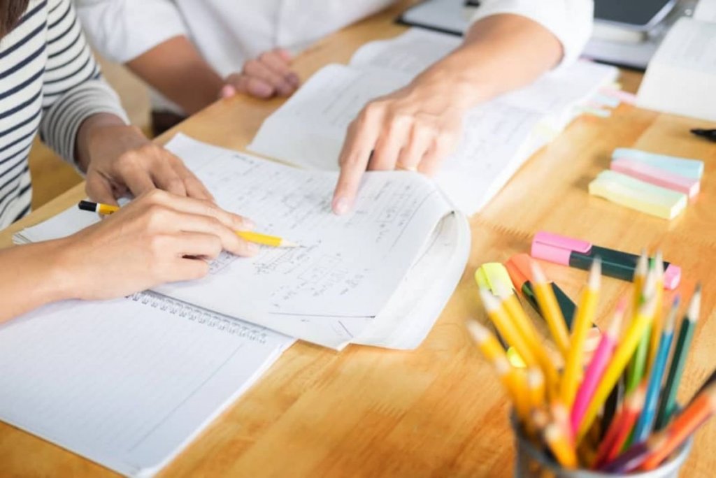 Educația "gratuită" costă tot mai mult în România. Părinții au ajuns să dea mii de euro pe meditații, after school și materiale didactice