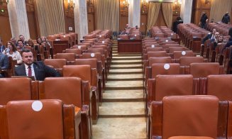 Grevă sau „spectacol  ieftin” în Parlamentul României / Aleșii AUR și POT, acuzați că trag chiulul