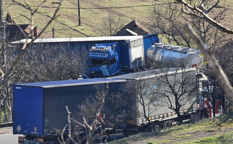 Accident între două camioane și o autocisternă, în Cluj. Un bărbat a fost rănit / Trafic blocat