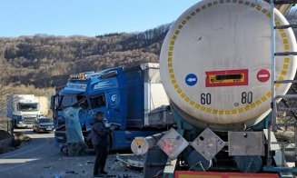 Accident GRAV între două camioane și o autocisternă, în Cluj. Descarcerarea a intervenit