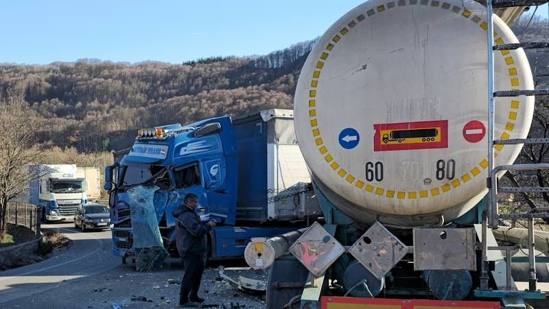 Cum s-a produs accidentul între două camioane și o autocisternă de la Negreni / Trafic BLOCAT pe ambele sensuri aproape 4 ore