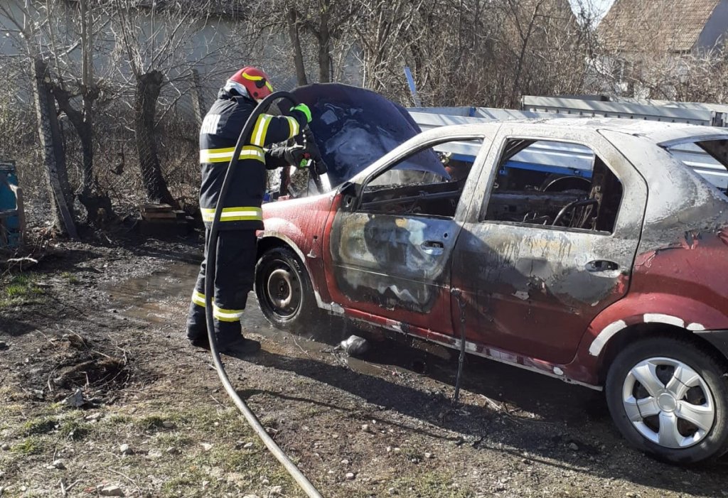 Mașină distrusă de flăcări, într-o localitate din Cluj. Care a fost cauza incendiului