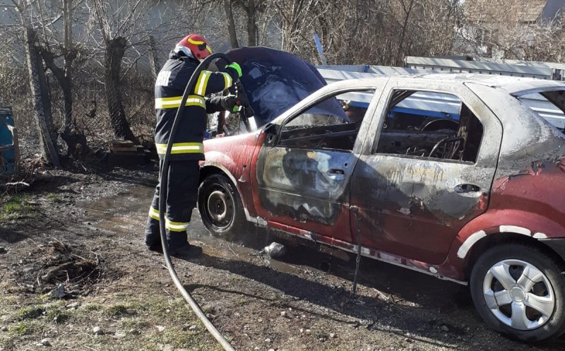 Mașină distrusă de flăcări, într-o localitate din Cluj. Care a fost cauza incendiului