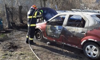 Mașină distrusă de flăcări, într-o localitate din Cluj. Care a fost cauza incendiului
