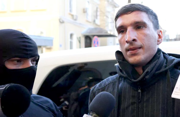 Bogdan Peșchir, reținut pentru "coruperea alegătorilor" / Polițiștii i-au cerut lui "BOGPR" să-și dea jos cagula, ochelarii și șapca, pentru a fi legitimat