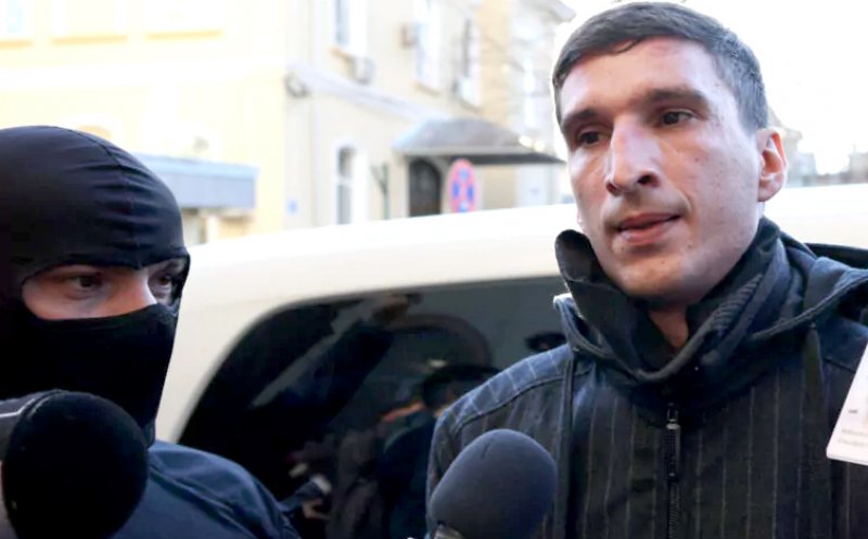 Bogdan Peșchir, reținut pentru "coruperea alegătorilor" / Polițiștii i-au cerut lui "BOGPR" să-și dea jos cagula, ochelarii și șapca, pentru a fi legitimat