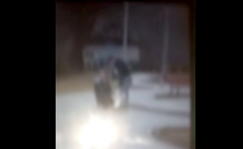 Cluj: Adolescent bătut şi umilit de un alt minor / Nimeni nu a intervenit deşi erau de faţă mai mulţi tineri, iar victima era în genunchi