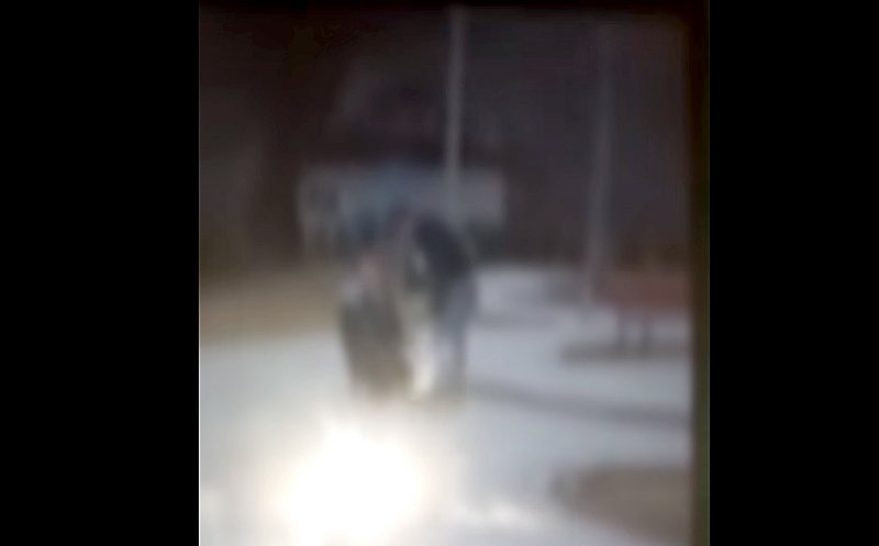 Cluj: Adolescent bătut şi umilit de un alt minor / Nimeni nu a intervenit deşi erau de faţă mai mulţi tineri, iar victima era în genunchi