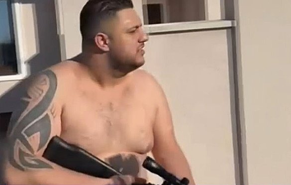 "Regele TikTok-ului", în chiloţi şi cu pușca în mână, după percheziţiile poliţiştilor: "Au venit nişte hoţi cu cagule şi l-au căutat pe dl Georgescu la mine în sertare"