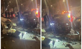 Accident în Cluj-Napoca: Un BMW a ajuns pe trotuar și a distrus un stâlp publicitar