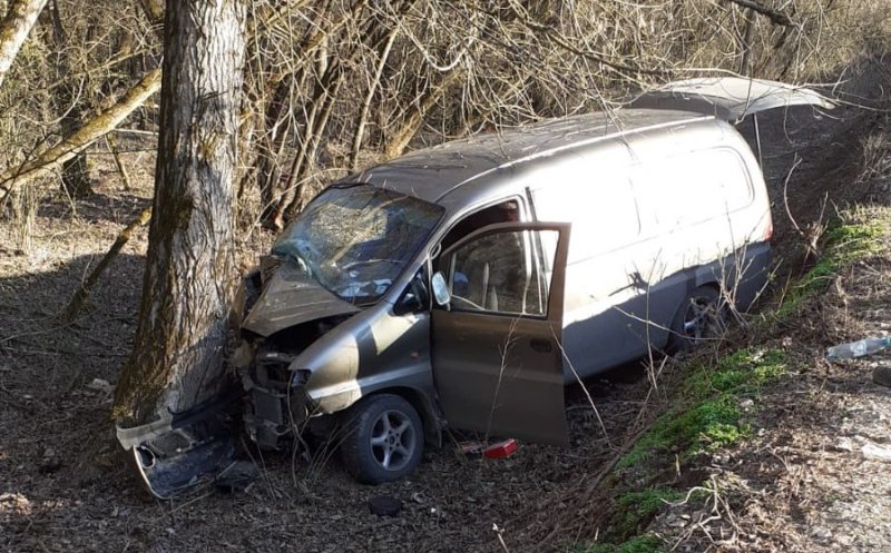 Accident cu două victime în Cluj: Un șofer a intrat din plin într-un copac