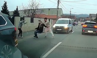 Bătaie pe stradă la Cluj-Napoca. Imaginile au fost surprinse de o cameră de bord