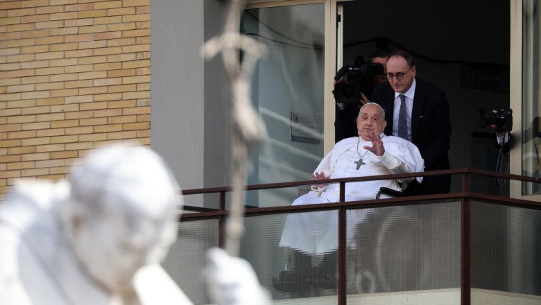 Papa Francisc a fost externat și a apărut pentru prima dată în public după cinci săptămâni