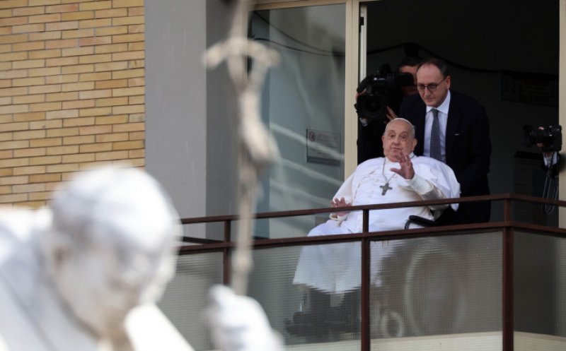 Papa Francisc a fost externat și a apărut pentru prima dată în public după cinci săptămâni