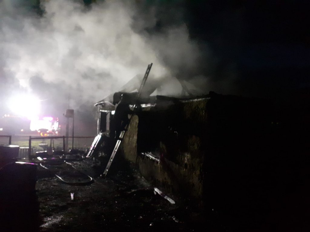 INCENDIU în judeţul Cluj / Casă distrusă de flăcări. Pompierii au luptat cu focul peste 4 ore / De la ce a pornit focul