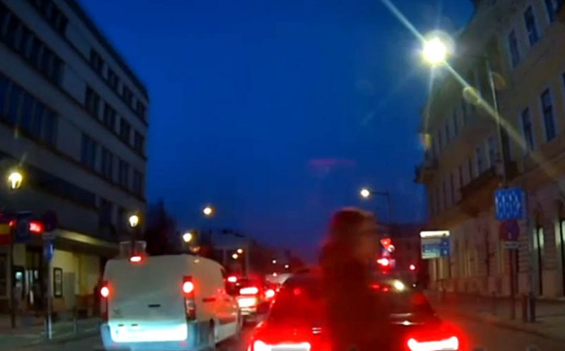 Cluj-Napoca: Traversarea neregulamentară, de la amatori, la profesionişti / "Ca o divă pe podium..."