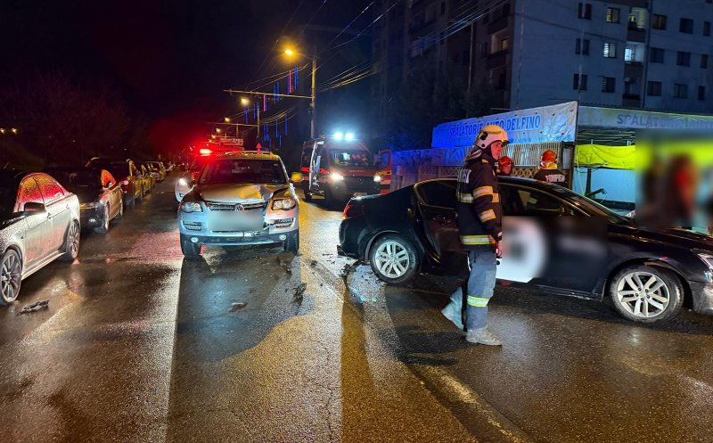 ACCIDENT în Cluj-Napoca / 2 mașini implicate și un tânăr de 20 de ani transportat la spital